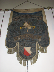 862362 Afbeelding van het vaandel van het Utrechtsch Dilettanten Orkest 'U.D.O.' (opgericht 21 okt. 1894), opgesteld in ...